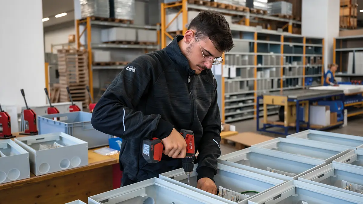Montagemitarbeiter*in für Schaltanlagenbau und Elektrotechnik